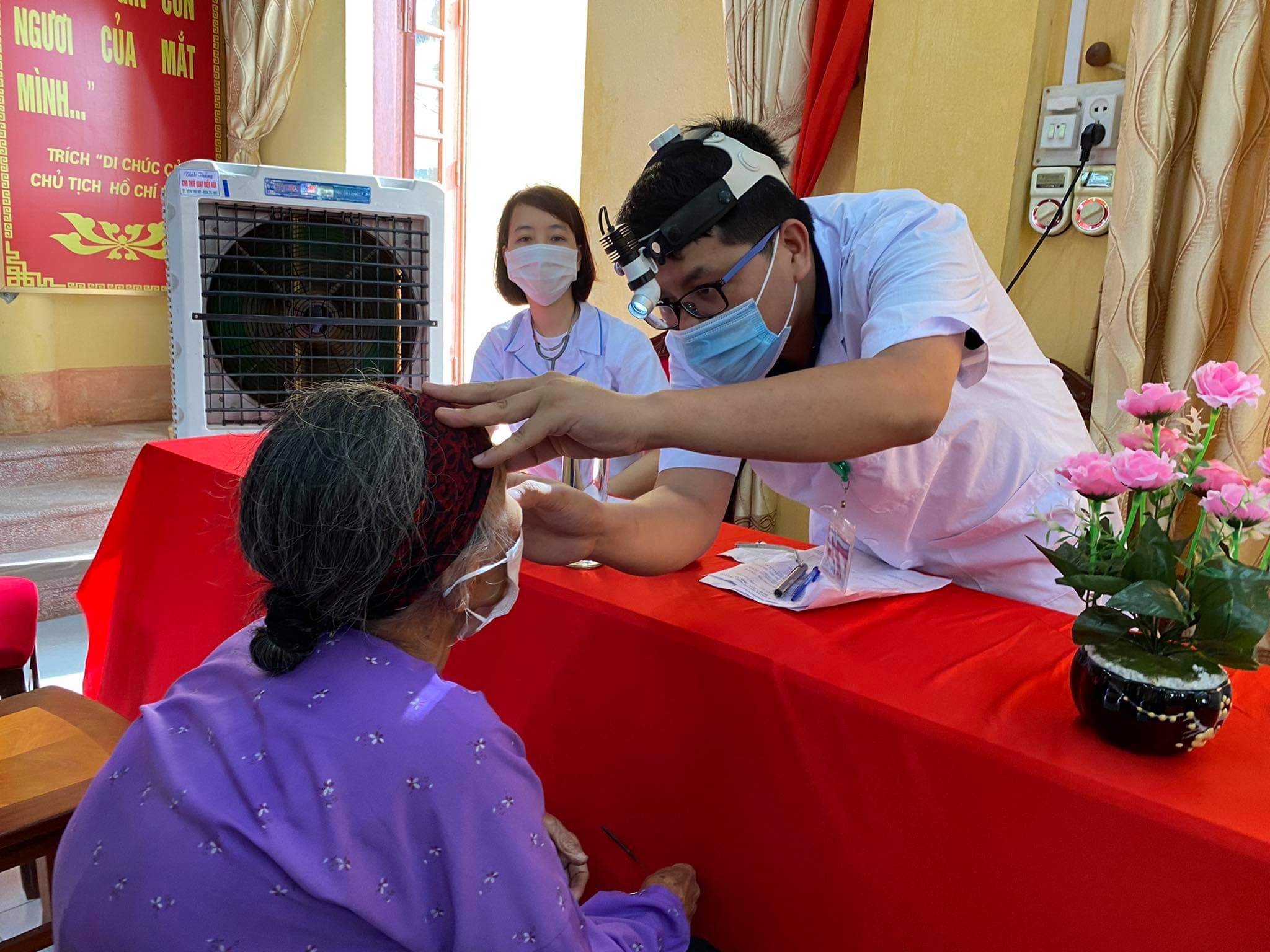 Khám bệnh cấp thuốc miễn phí cho đối tượng chính sách xã Thanh Sơn