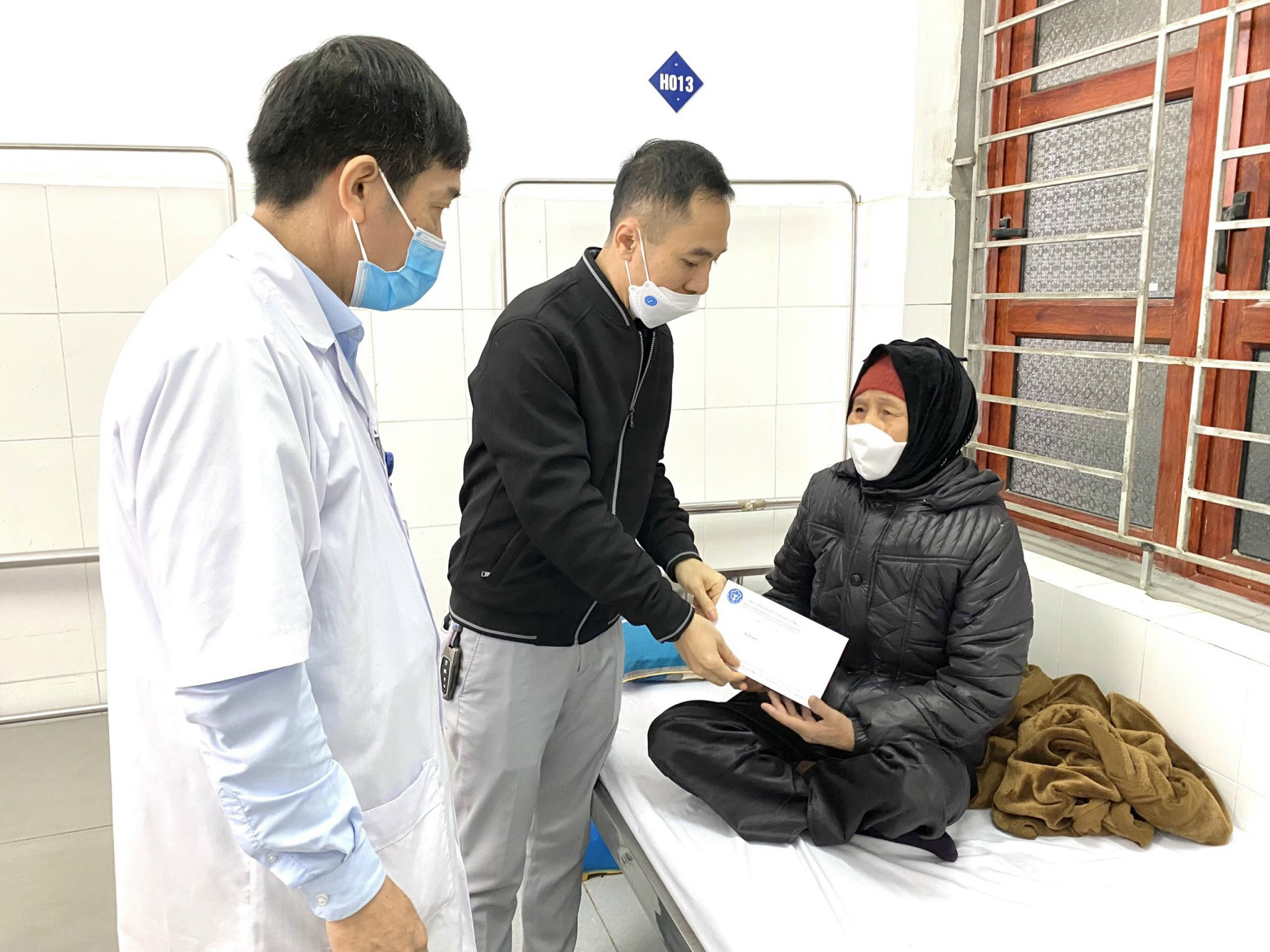 Bảo hiểm xã hội huyện phối hợp cùng Ban Giám đốc thăm, tặng quà bệnh nhân nghèo đang điều trị tại Trung tâm y tế huyện Thanh Hà.