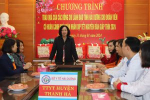 TẶNG QUÀ CHO ĐOÀN VIÊN TRUNG TÂM Y TẾ THANH HÀ